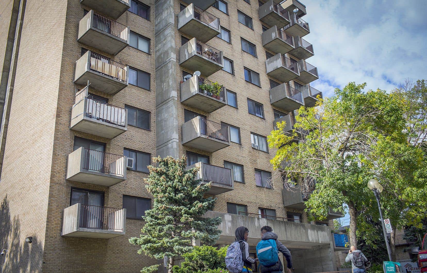 Il arrive souvent qu’un parent reste seul dans un logement de deux, trois ou quatre chambres à coucher après le départ de ses enfants sans qu’on puisse lui en offrir un plus petit, faute de disponibilité, raconte Patricia Viannay, de la FLHLMQ. Sur la photo, le HLM L’Érablière, à Montréal, en 2021.