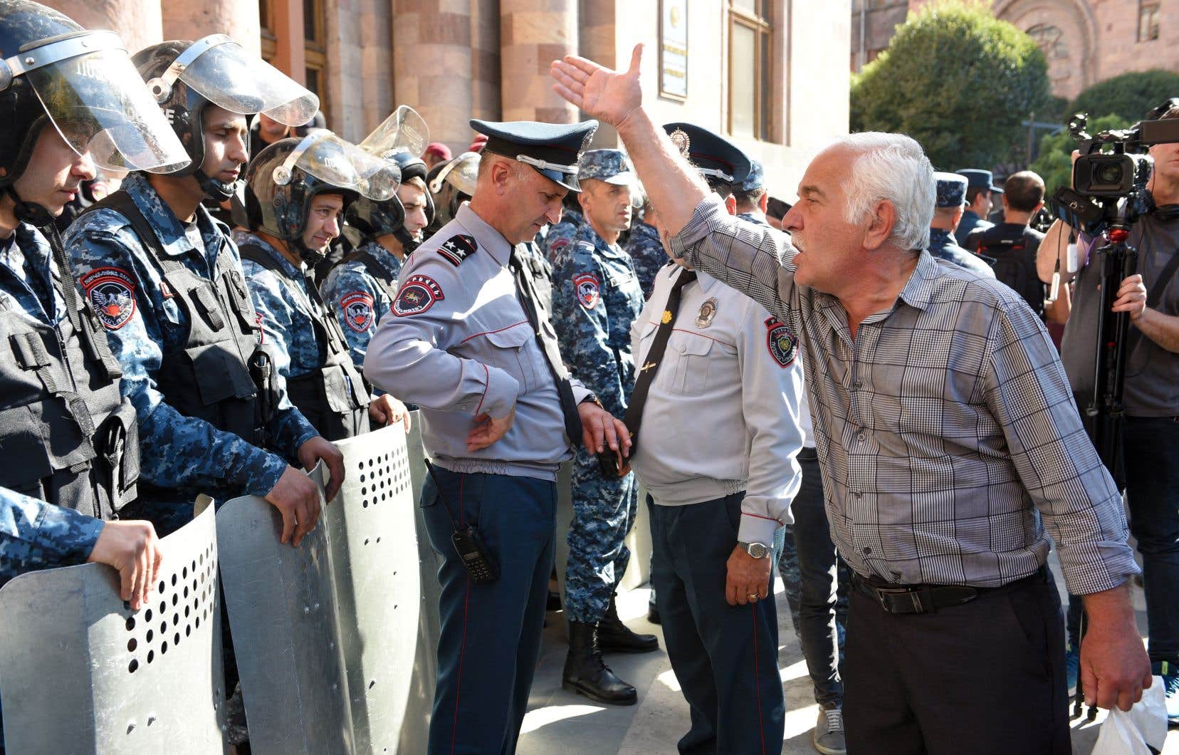 Des manifestants se rassemblent dans le centre-ville d’Erevan, mercredi, pour protester contre leur premier ministre, Nikol Pachinian.
