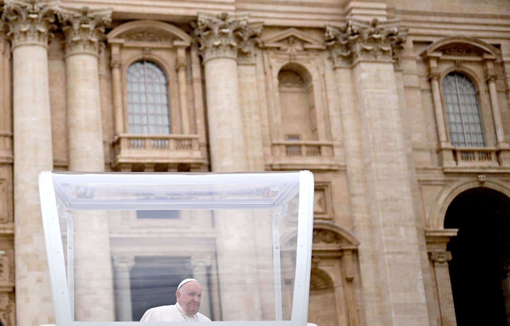 Le pape François était assis dans la papemobile sur la place Saint-Pierre, au Vatican, mercredi, deux jours avant son séjour à Marseille.