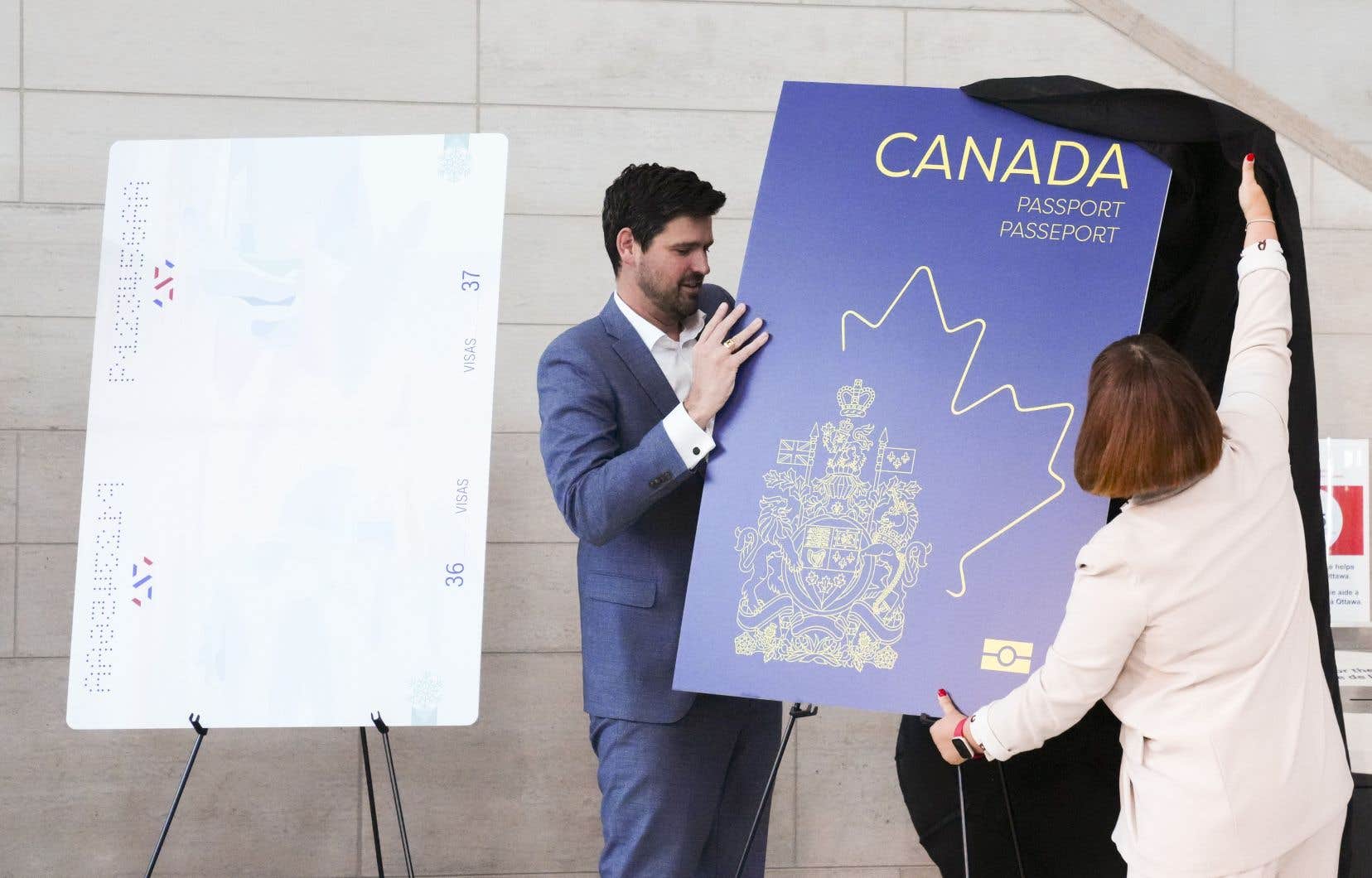 L’ancien ministre de l’Immigration, Sean Fraser (au centre), lors du dévoilement du nouveau passeport canadien à l’aéroport international d’Ottawa, le 10 mai dernier.
