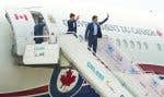 Le premier ministre canadien, Justin Trudeau, et son fils Xavier à leur départ de New Delhi, en Inde, mardi