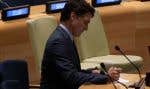 Le premier ministre Justin Trudeau prend des notes avant de parler à une session sur le développement durable le 23 septembre 2023 à New York.