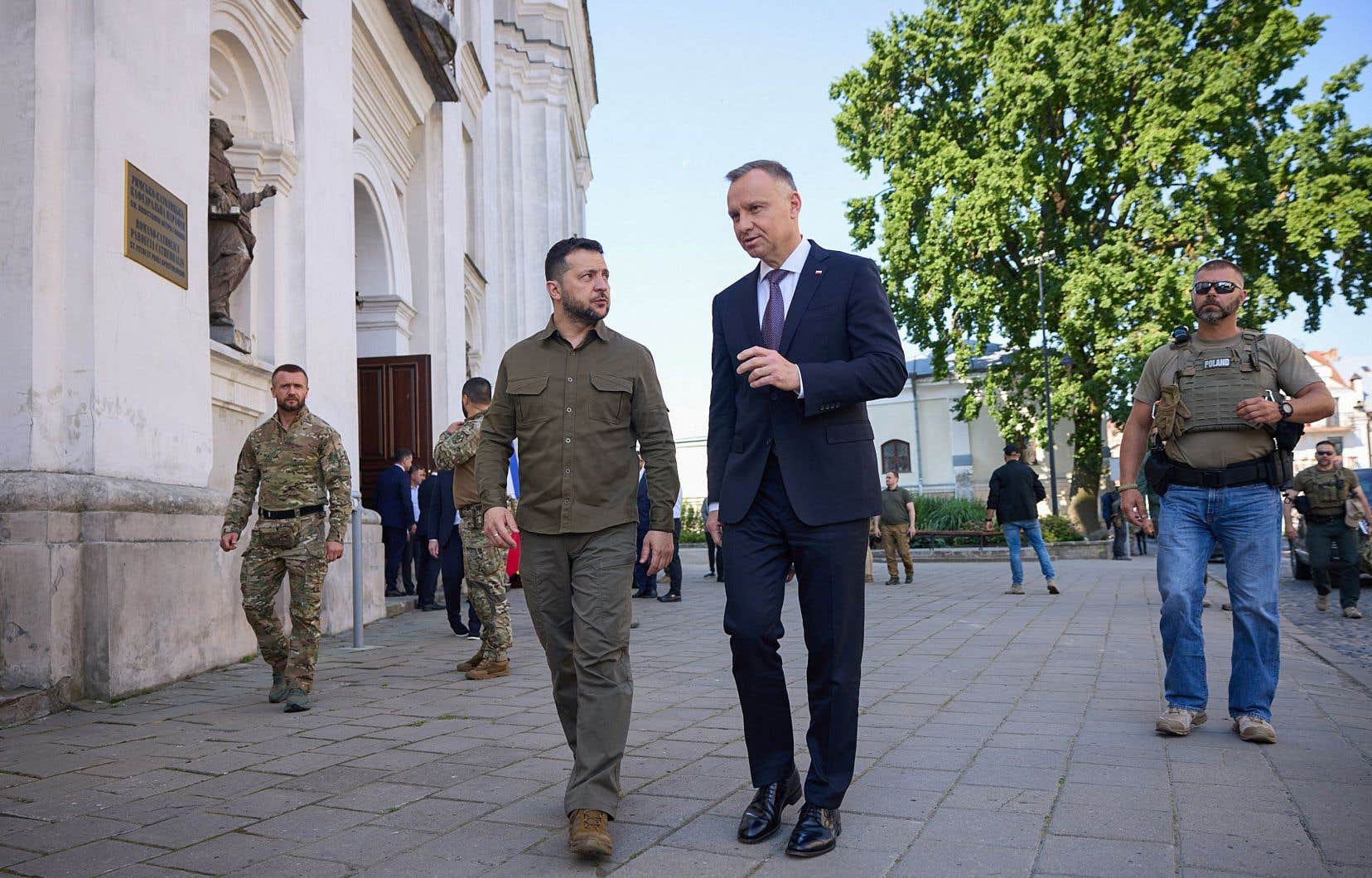 Le président ukrainien, Volodymyr Zelensky (au centre à gauche) marche aux côtés du président polonais, Andrzej Duda, lors d’une rencontre entre les deux hommes en juillet dernier, à Lutsk, en Ukraine.