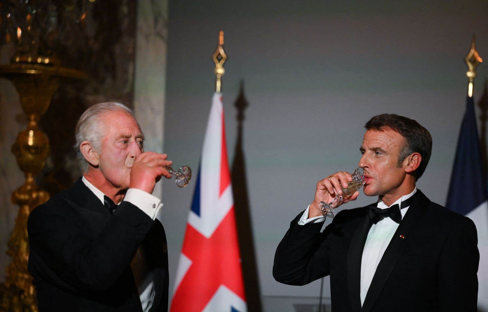 Le président français, Emmanuel Macron (à droite) et le roi Charles III boivent après un toast lors d’un repas au château de Versailles, à l’ouest de Paris, mercredi.