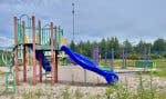 Le module de jeux pour enfants de la municipalité est déserté. Il ne reste que 2 jeunes d’âge scolaire dans cette localité nord-côtière.