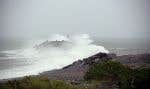 Les vagues s’écrasent sur les côtes de Port Maitland, en Nouvelle-Écosse, au milieu de conditions météorologiques difficiles causées par le passage de la tempête «Lee», samedi.