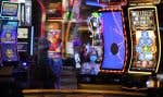 Loto-Québec avait comme projet d’ouvrir un salon de jeux regroupant des centaines de machines à sous dans un local adjacent au Centre Bell. Ci-haut, des machines à sous dans un casino de Las Vegas en août 2020.