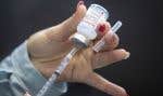 Une personne prélève le vaccin Spikevax de Moderna, en janvier 2022, en Ontario.