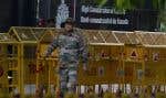 Un soldat indien monte la garde mardi devant le Haut-Commissariat du Canada en Inde, à New Delhi.