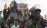 Des partisans du Conseil national pour la sauvegarde de la patrie (CNSP) au Niger manifestent samedi à l’extérieur d’une base militaire française, à Niamey, pour exiger le départ de l’armée française du pays.
