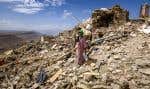 Un villageois marchait dans les décombres des maisons détruites à Douzrou, le 12 septembre 2023.
