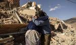 Deux membres de la même famille s’étreignent dans le village d’Imi N’Tala, près d’Amizmiz, après le terrible séisme qui a frappé le Maroc vendredi.