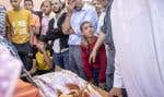 Des personnes se recueillent devant le corps d’une victime du séisme à Moulay Brahim, dans la province d’Al Haouz, samedi. Il s’agit du plus puissant tremblement de terre à frapper le Maroc à ce jour.