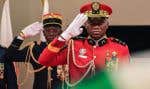 Le général Brice Clotaire Oligui Nguema a prêté serment à l’intérieur du palais présidentiel devant une salle bondée et bruyante de représentants du gouvernement, de militaires et de dirigeants locaux à Libreville.