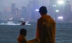 La plupart des villes de Hong Kong et d’autres régions du sud de la Chine ont été pratiquement paralysées à cause du typhon «Saola», vendredi.