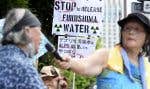 Des Japonais protestent vendredi contre le rejet de l’eau de la centrale nucléaire accidentée de Fukushima devant le bureau de leur premier ministre.