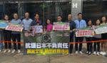À Hong Kong, la conseillère municipale Joephy Chan (au centre, en rose) et des membres de la Hong Kong Federation of Trade Unions, un groupe pro-Pékin, ont manifesté mardi devant l’ambassade japonaise pour protester contre le rejet dans l’océan Pacifique de l’eau de la centrale nucléaire accidentée de Fukushima.