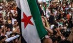 Une fillette brandissait le drapeau de l’opposition syrienne lors d’une manifestation dans la ville d’Idlib, dans le nord-ouest du pays, le 25 août dernier.