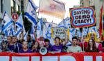 Des manifestants sont réunis à Tel-Aviv pour protester contre la réforme judiciaire du gouvernement israélien, samedi, alors qu’une importante disposition de la réforme doit être introduite lundi à la Knesset.