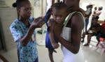 Une soignante prépare la pesée d’un enfant souffrant de malnutrition, au centre Gheskio à Port-au-Prince, vendredi. L’établissement effectue un suivi hebdomadaire de la croissance de ces enfants et distribue des suppléments thérapeutiques pour les aider à prendre du poids.