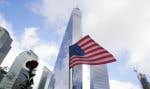 Un drapeau américain flotte devant le One World Trade Center, à New York, le jour du 22e anniversaire de l’attaque terroriste perpétrée par al-qaïda le 11 septembre 2001 contre le World Trade Center.