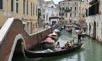 Des touristes effectuent un tour de gondole à Venise, en Italie, le 31 juillet dernier