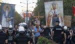 Des manifestants anti-LGBTQ+ ont brandi des croix et des bannières religieuses au milieu d’une forte présence policière, lors de la marche des fiertés, samedi, à Belgrade.