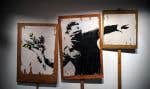 L’œuvre «Flower Thrower», aussi connue sous le titre «Love Is in the Air», par l’artiste britannique Banksy, lors de son exposition personnelle «Cut & Run: 25 Years Card Labour» à la Galerie d’art moderne de Glasgow, en juin dernier