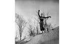 «Danse dans la neige», 1948, performance de Françoise Sullivan, photo de Maurice Perron. Image tirée de l’album conçu par Françoise Sullivan en 1977, © Françoise Sullivan, droits d’auteur Arts visuels-CARCC, 2023