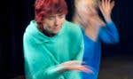 Les danseuses Louise Bédard (en bleu) et Sarah Williams (en vert) en répétition pour le spectacle «Les mondes parallèles», à l'Agora de la danse