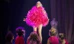 Le rose, couleur célébrée par Diane Dufresne bien avant Barbie, est omniprésent dans la mise en scène.