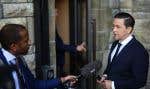 Le chef conservateur Pierre Poilievre parle à un journaliste à l’entrée du bloc ouest du Parlement à Ottawa, lundi.
